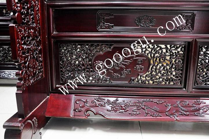 屏風(fēng)底座雕工精細(xì)、油漆的工藝細(xì)致!