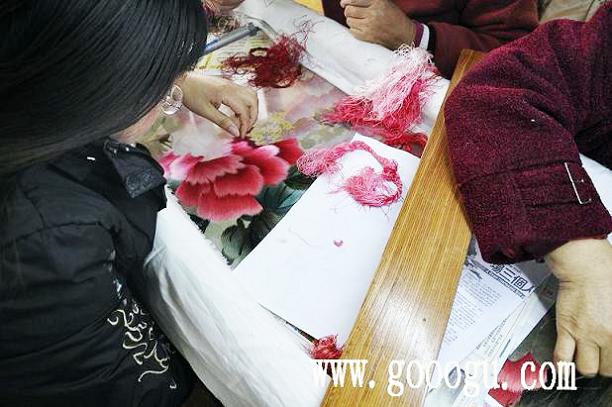 嬌古蘇繡，大型刺繡屏風(fēng)定做加工，刺繡現(xiàn)場